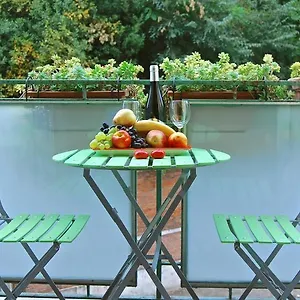 At Colosseo With Terrace Overlooking The Garden By Lyon Roma